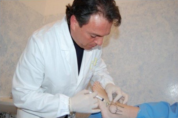 Il-dottor-Stephen-Cavallino-mentre-pratica-la-proloterapia-680x451