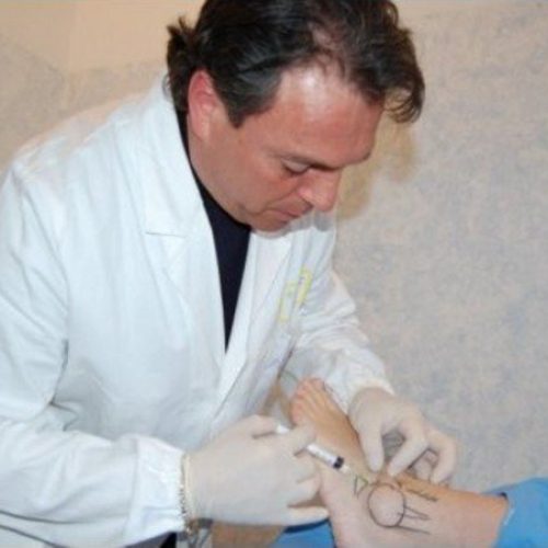 Il-dottor-Stephen-Cavallino-mentre-pratica-la-proloterapia-680x451